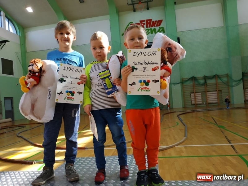 Zdjęcie w galerii na portalu naszraciborz.pl: Mistrzostwa Raciborza Aut Zdalnie Sterowanych oraz zawody na Twistcar w Arenie Rafako wiadomości z regionu