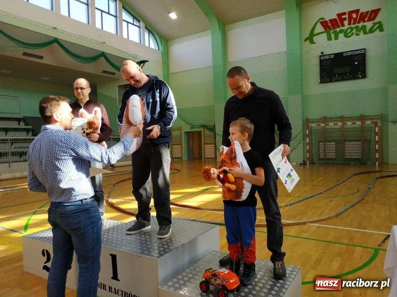 Zdjęcie w galerii na portalu naszraciborz.pl: Mistrzostwa Raciborza Aut Zdalnie Sterowanych oraz zawody na Twistcar w Arenie Rafako wiadomości z regionu