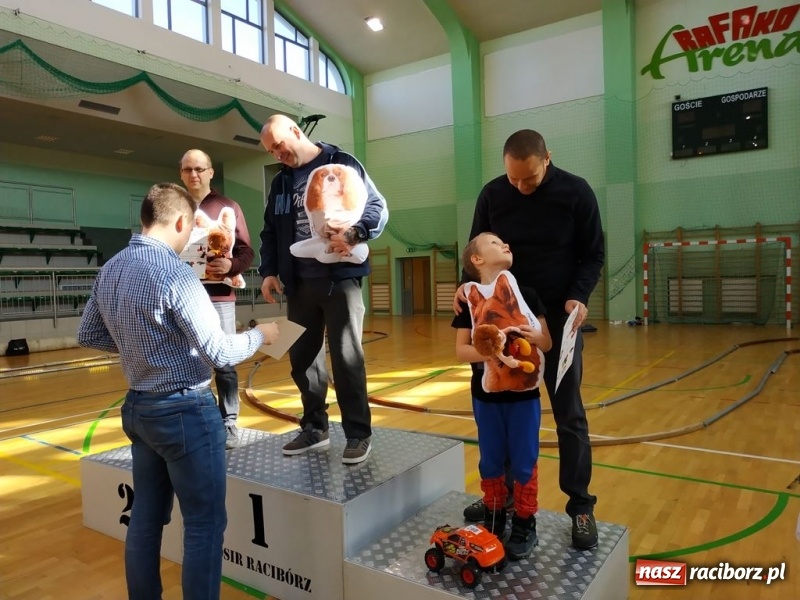 Zdjęcie w galerii na portalu naszraciborz.pl: Mistrzostwa Raciborza Aut Zdalnie Sterowanych oraz zawody na Twistcar w Arenie Rafako wiadomości z regionu