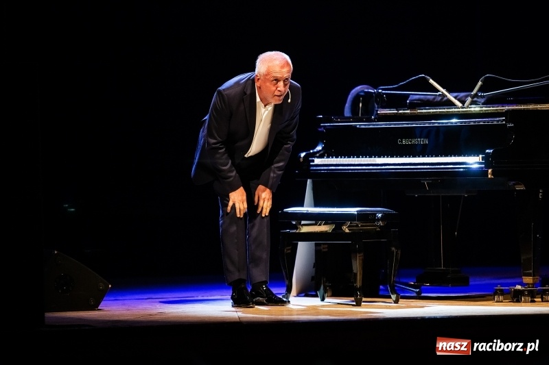Zdjęcie w galerii na portalu naszraciborz.pl: Waldemar Malicki - Klasyka po bandzie w Raciborskim Centrum Kultury wiadomości z regionu