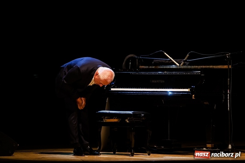 Zdjęcie w galerii na portalu naszraciborz.pl: Waldemar Malicki - Klasyka po bandzie w Raciborskim Centrum Kultury wiadomości z regionu