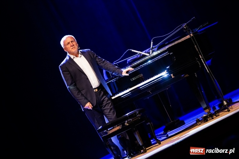 Zdjęcie w galerii na portalu naszraciborz.pl: Waldemar Malicki - Klasyka po bandzie w Raciborskim Centrum Kultury wiadomości z regionu