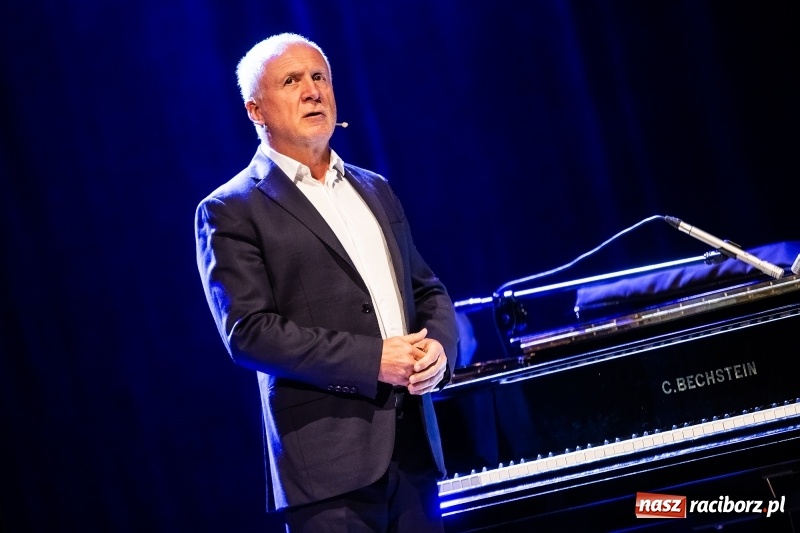 Zdjęcie w galerii na portalu naszraciborz.pl: Waldemar Malicki - Klasyka po bandzie w Raciborskim Centrum Kultury wiadomości z regionu