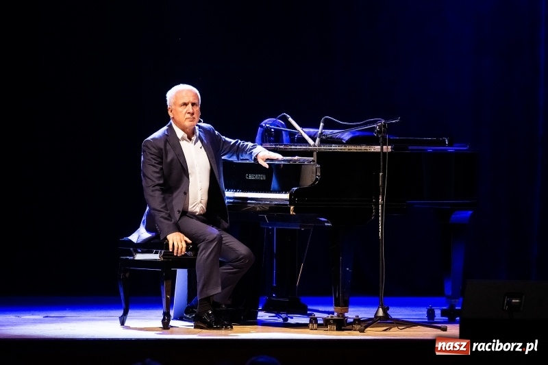 Zdjęcie w galerii na portalu naszraciborz.pl: Waldemar Malicki - Klasyka po bandzie w Raciborskim Centrum Kultury wiadomości z regionu