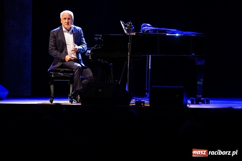 Zdjęcie w galerii na portalu naszraciborz.pl: Waldemar Malicki - Klasyka po bandzie w Raciborskim Centrum Kultury wiadomości z regionu