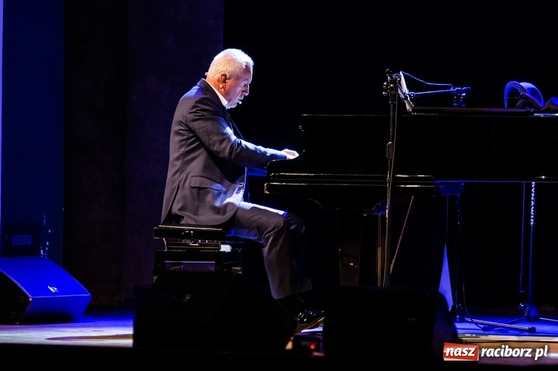Zdjęcie w galerii na portalu naszraciborz.pl: Waldemar Malicki - Klasyka po bandzie w Raciborskim Centrum Kultury wiadomości z regionu