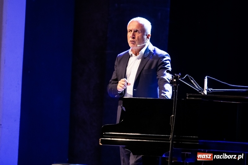 Zdjęcie w galerii na portalu naszraciborz.pl: Waldemar Malicki - Klasyka po bandzie w Raciborskim Centrum Kultury wiadomości z regionu