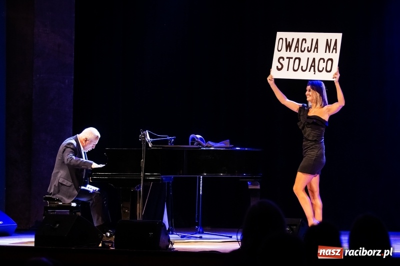 Zdjęcie w galerii na portalu naszraciborz.pl: Waldemar Malicki - Klasyka po bandzie w Raciborskim Centrum Kultury wiadomości z regionu