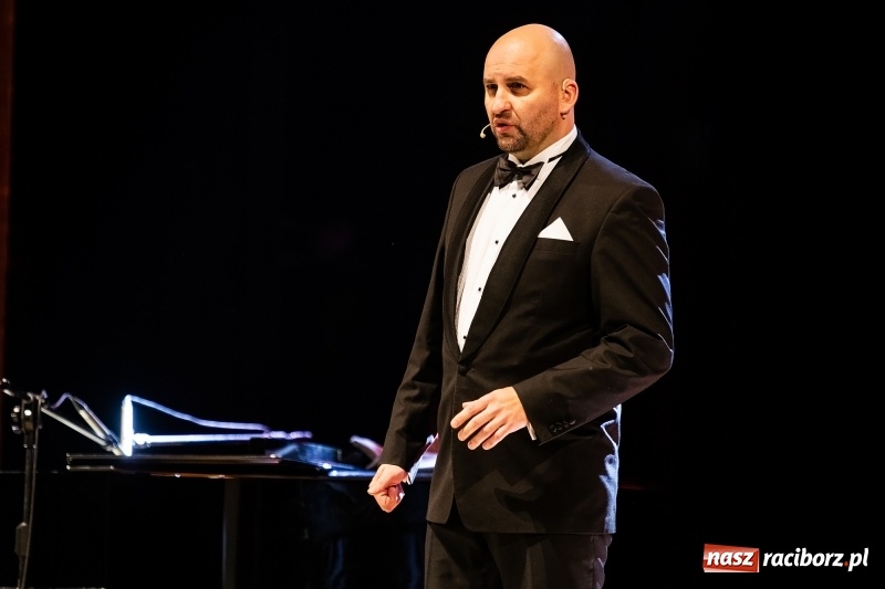 Zdjęcie w galerii na portalu naszraciborz.pl: Waldemar Malicki - Klasyka po bandzie w Raciborskim Centrum Kultury wiadomości z regionu