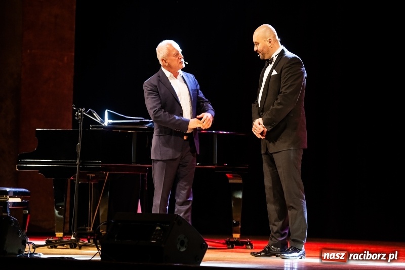 Zdjęcie w galerii na portalu naszraciborz.pl: Waldemar Malicki - Klasyka po bandzie w Raciborskim Centrum Kultury wiadomości z regionu