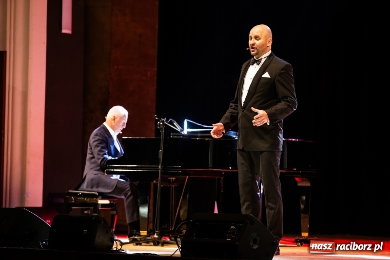 Zdjęcie w galerii na portalu naszraciborz.pl: Waldemar Malicki - Klasyka po bandzie w Raciborskim Centrum Kultury wiadomości z regionu