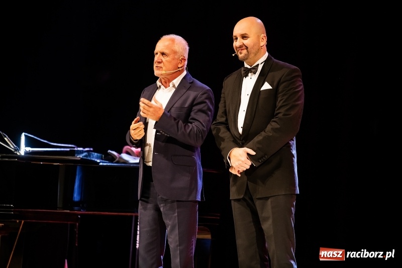 Zdjęcie w galerii na portalu naszraciborz.pl: Waldemar Malicki - Klasyka po bandzie w Raciborskim Centrum Kultury wiadomości z regionu
