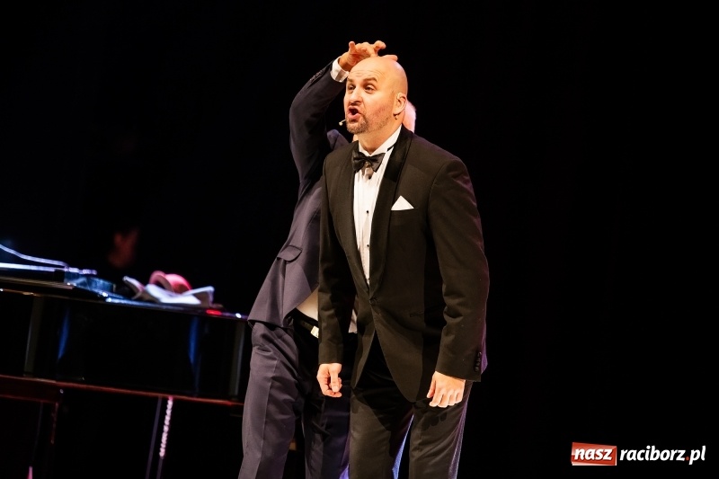 Zdjęcie w galerii na portalu naszraciborz.pl: Waldemar Malicki - Klasyka po bandzie w Raciborskim Centrum Kultury wiadomości z regionu