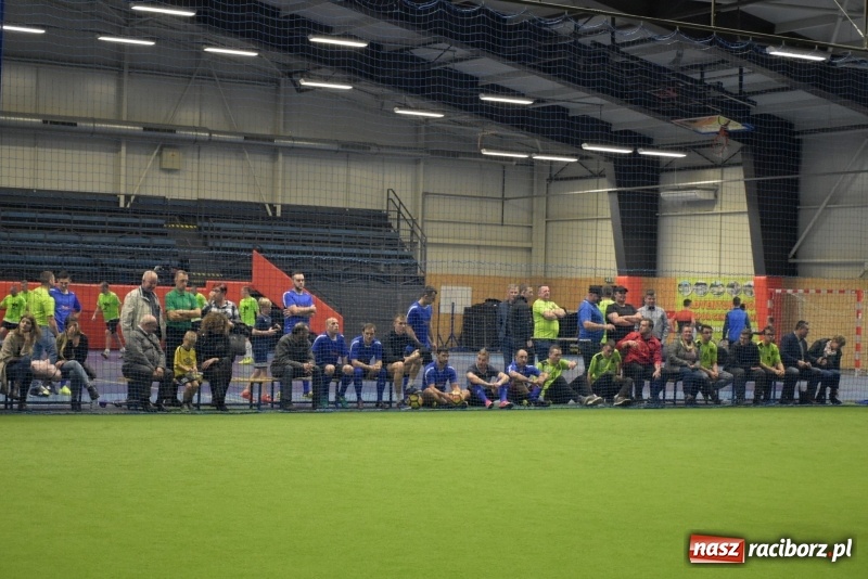Zdjęcie w galerii na portalu naszraciborz.pl: LKS Tworków z Pucharem Wójta w Halowym Turnieju Piłki Nożnej  wiadomości z regionu