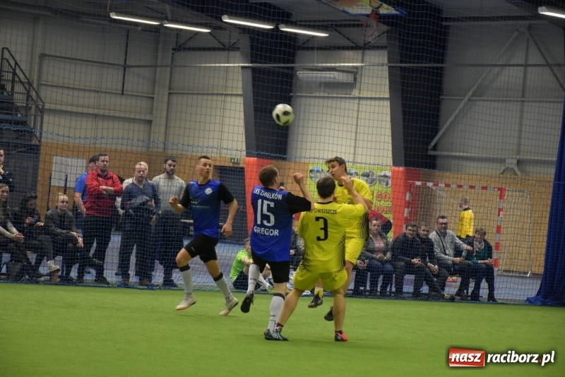 Zdjęcie w galerii na portalu naszraciborz.pl: LKS Tworków z Pucharem Wójta w Halowym Turnieju Piłki Nożnej  wiadomości z regionu