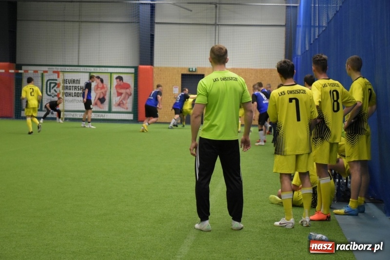 Zdjęcie w galerii na portalu naszraciborz.pl: LKS Tworków z Pucharem Wójta w Halowym Turnieju Piłki Nożnej  wiadomości z regionu