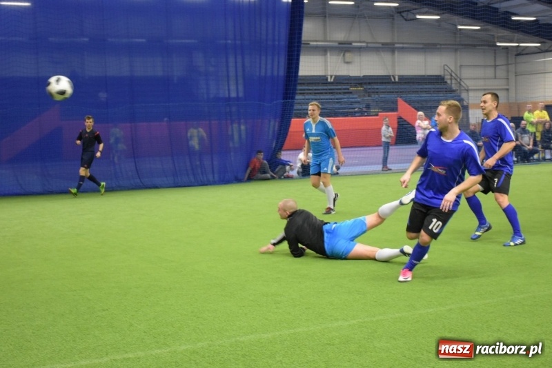 Zdjęcie w galerii na portalu naszraciborz.pl: LKS Tworków z Pucharem Wójta w Halowym Turnieju Piłki Nożnej  wiadomości z regionu