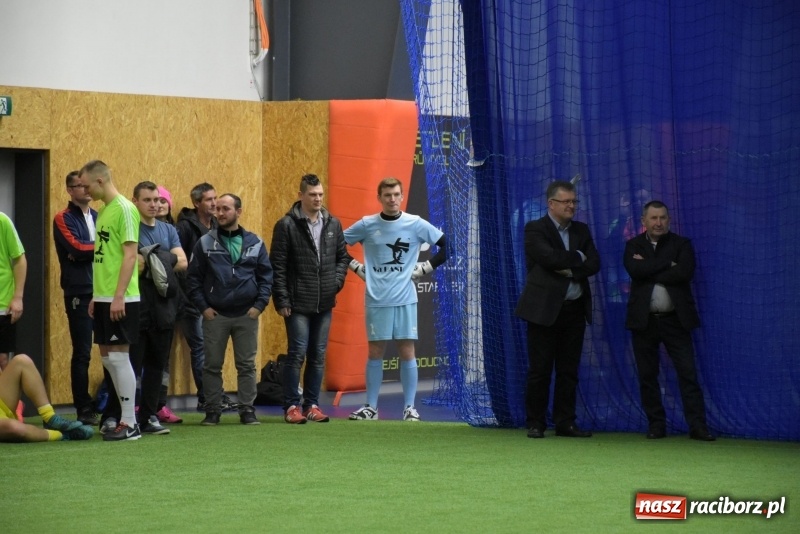 Zdjęcie w galerii na portalu naszraciborz.pl: LKS Tworków z Pucharem Wójta w Halowym Turnieju Piłki Nożnej  wiadomości z regionu
