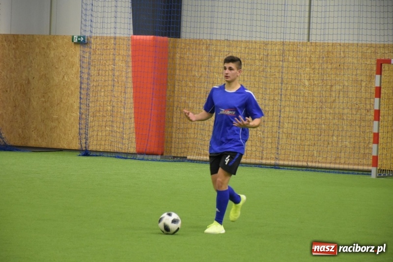 Zdjęcie w galerii na portalu naszraciborz.pl: LKS Tworków z Pucharem Wójta w Halowym Turnieju Piłki Nożnej  wiadomości z regionu