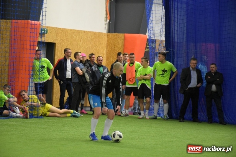 Zdjęcie w galerii na portalu naszraciborz.pl: LKS Tworków z Pucharem Wójta w Halowym Turnieju Piłki Nożnej  wiadomości z regionu