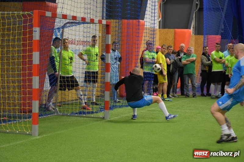 Zdjęcie w galerii na portalu naszraciborz.pl: LKS Tworków z Pucharem Wójta w Halowym Turnieju Piłki Nożnej  wiadomości z regionu
