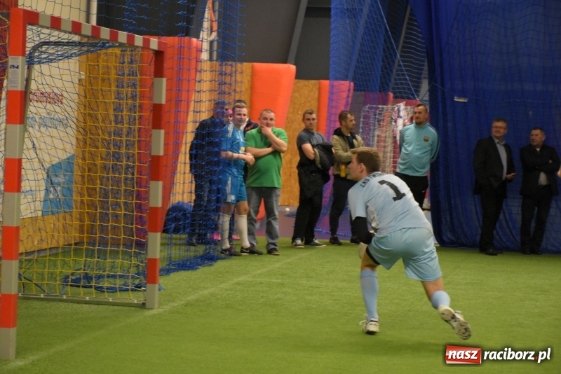 Zdjęcie w galerii na portalu naszraciborz.pl: LKS Tworków z Pucharem Wójta w Halowym Turnieju Piłki Nożnej  wiadomości z regionu
