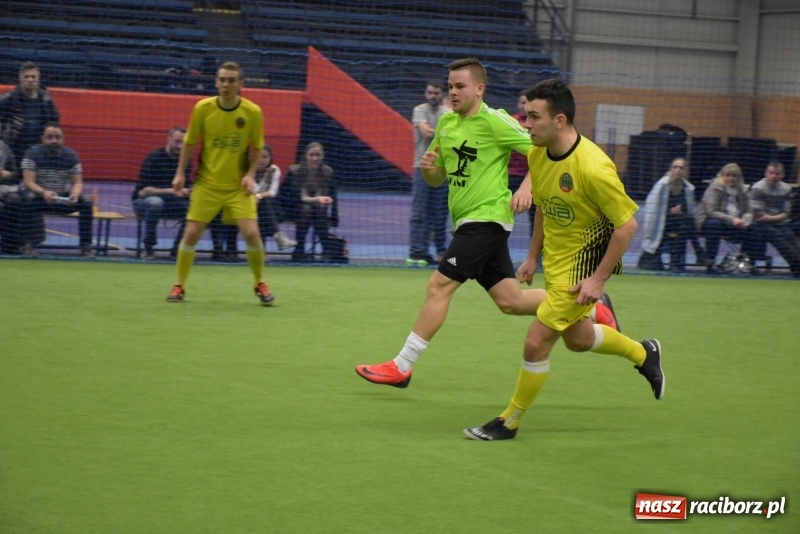 Zdjęcie w galerii na portalu naszraciborz.pl: LKS Tworków z Pucharem Wójta w Halowym Turnieju Piłki Nożnej  wiadomości z regionu