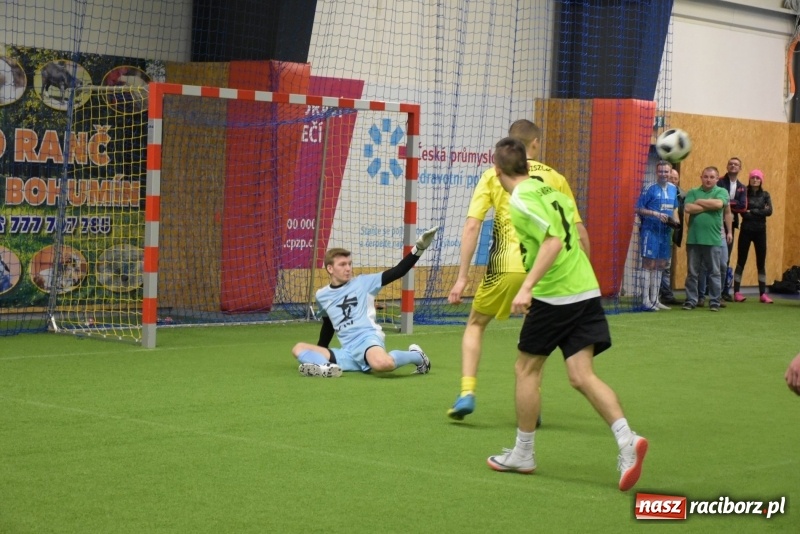 Zdjęcie w galerii na portalu naszraciborz.pl: LKS Tworków z Pucharem Wójta w Halowym Turnieju Piłki Nożnej  wiadomości z regionu