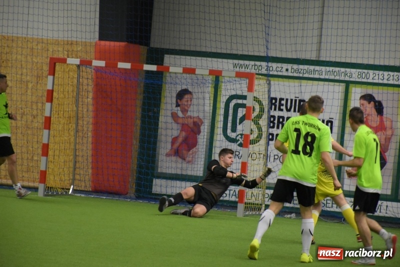Zdjęcie w galerii na portalu naszraciborz.pl: LKS Tworków z Pucharem Wójta w Halowym Turnieju Piłki Nożnej  wiadomości z regionu