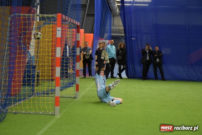 Zdjęcie w galerii na portalu naszraciborz.pl: LKS Tworków z Pucharem Wójta w Halowym Turnieju Piłki Nożnej  wiadomości z regionu