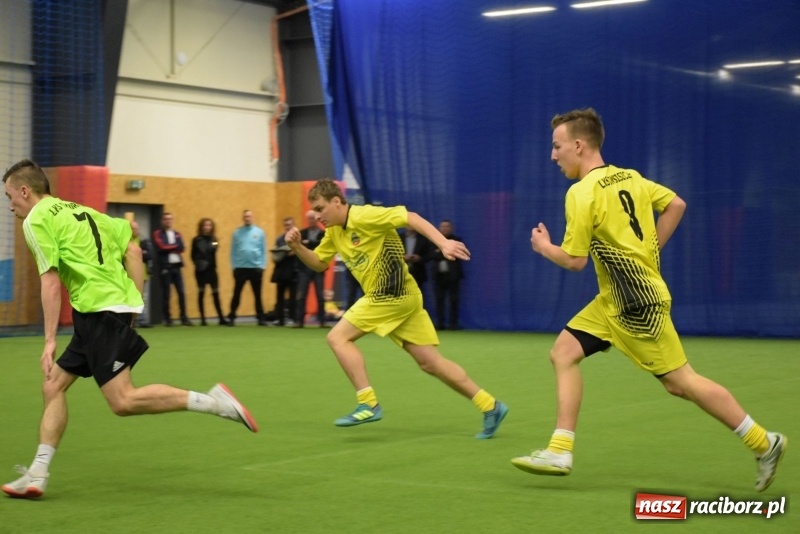 Zdjęcie w galerii na portalu naszraciborz.pl: LKS Tworków z Pucharem Wójta w Halowym Turnieju Piłki Nożnej  wiadomości z regionu