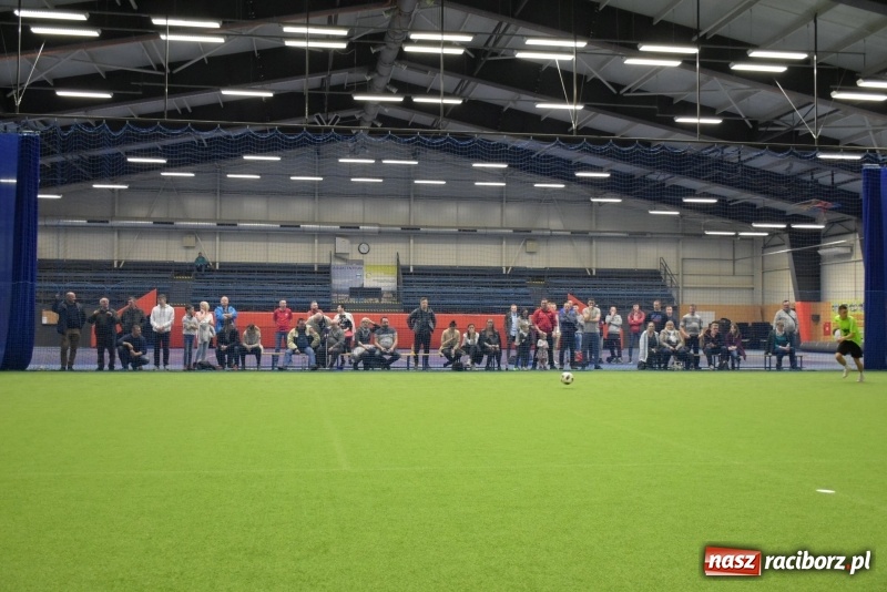 Zdjęcie w galerii na portalu naszraciborz.pl: LKS Tworków z Pucharem Wójta w Halowym Turnieju Piłki Nożnej  wiadomości z regionu