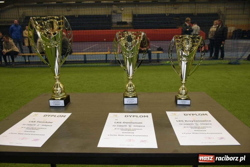 Zdjęcie w galerii na portalu naszraciborz.pl: LKS Tworków z Pucharem Wójta w Halowym Turnieju Piłki Nożnej  wiadomości z regionu