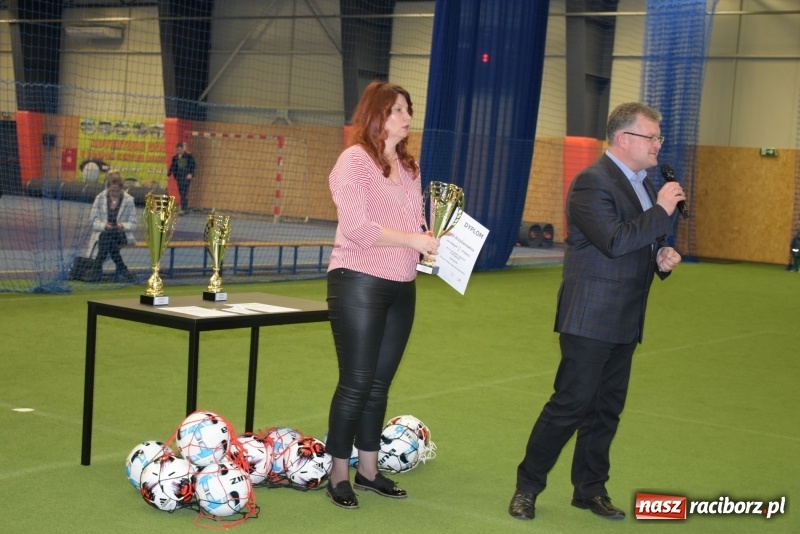 Zdjęcie w galerii na portalu naszraciborz.pl: LKS Tworków z Pucharem Wójta w Halowym Turnieju Piłki Nożnej  wiadomości z regionu