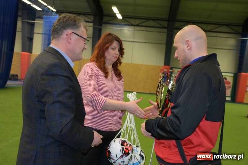 Zdjęcie w galerii na portalu naszraciborz.pl: LKS Tworków z Pucharem Wójta w Halowym Turnieju Piłki Nożnej  wiadomości z regionu