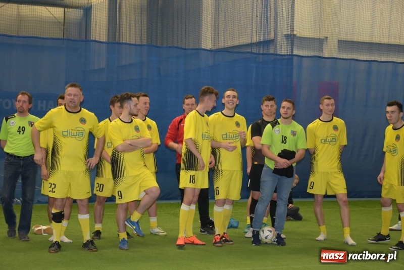 Zdjęcie w galerii na portalu naszraciborz.pl: LKS Tworków z Pucharem Wójta w Halowym Turnieju Piłki Nożnej  wiadomości z regionu