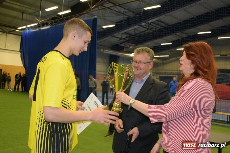 Zdjęcie w galerii na portalu naszraciborz.pl: LKS Tworków z Pucharem Wójta w Halowym Turnieju Piłki Nożnej  wiadomości z regionu