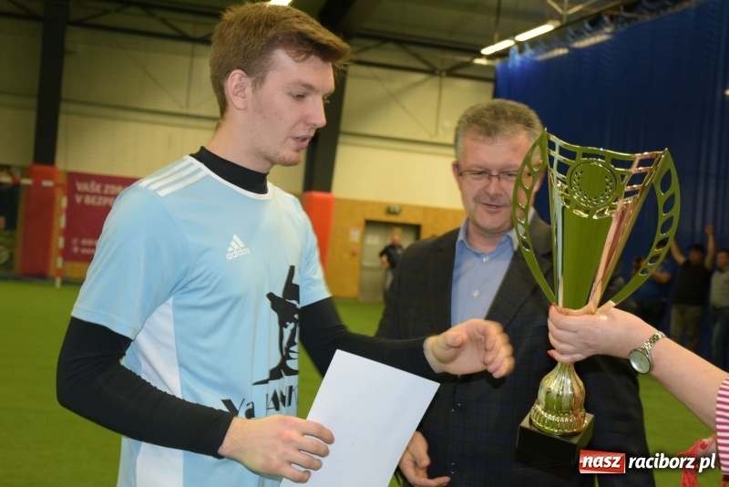 Zdjęcie w galerii na portalu naszraciborz.pl: LKS Tworków z Pucharem Wójta w Halowym Turnieju Piłki Nożnej  wiadomości z regionu