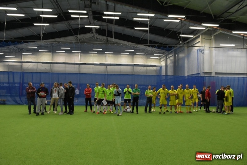 Zdjęcie w galerii na portalu naszraciborz.pl: LKS Tworków z Pucharem Wójta w Halowym Turnieju Piłki Nożnej  wiadomości z regionu