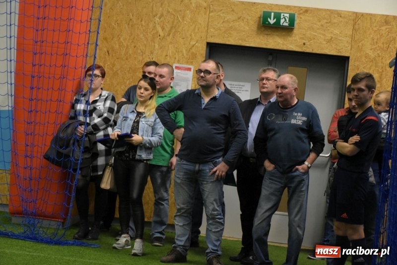 Zdjęcie w galerii na portalu naszraciborz.pl: LKS Tworków z Pucharem Wójta w Halowym Turnieju Piłki Nożnej  wiadomości z regionu