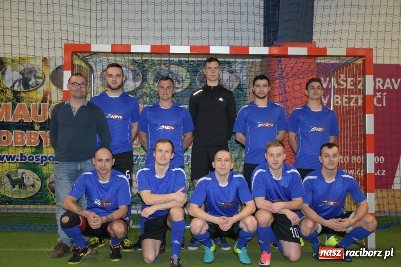 Zdjęcie w galerii na portalu naszraciborz.pl: LKS Tworków z Pucharem Wójta w Halowym Turnieju Piłki Nożnej  wiadomości z regionu