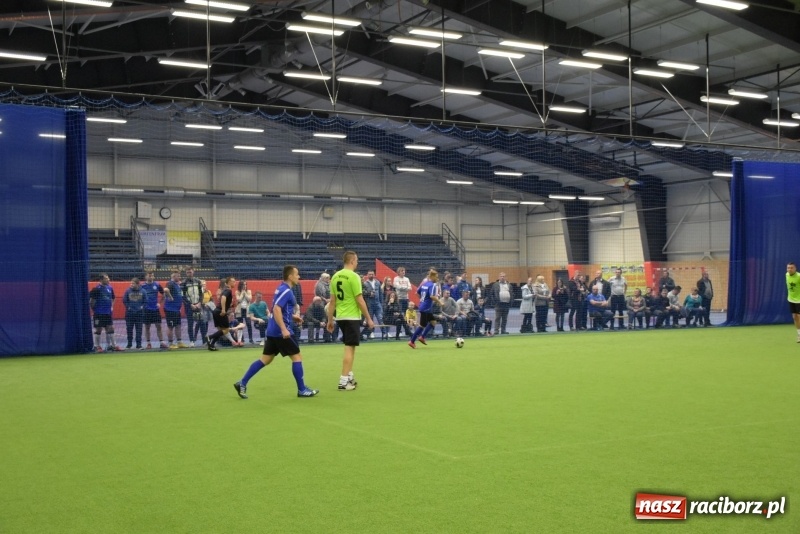 Zdjęcie w galerii na portalu naszraciborz.pl: LKS Tworków z Pucharem Wójta w Halowym Turnieju Piłki Nożnej  wiadomości z regionu