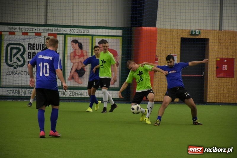 Zdjęcie w galerii na portalu naszraciborz.pl: LKS Tworków z Pucharem Wójta w Halowym Turnieju Piłki Nożnej  wiadomości z regionu