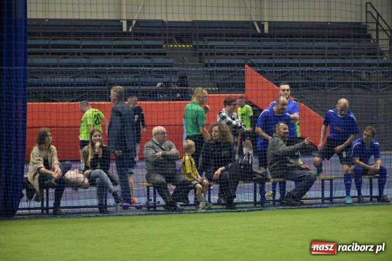 Zdjęcie w galerii na portalu naszraciborz.pl: LKS Tworków z Pucharem Wójta w Halowym Turnieju Piłki Nożnej  wiadomości z regionu