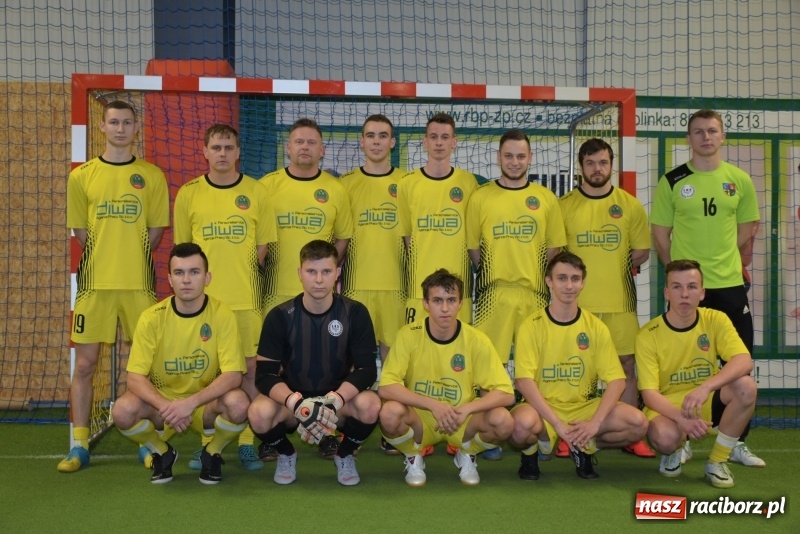 Zdjęcie w galerii na portalu naszraciborz.pl: LKS Tworków z Pucharem Wójta w Halowym Turnieju Piłki Nożnej  wiadomości z regionu