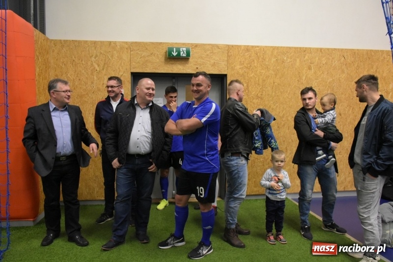 Zdjęcie w galerii na portalu naszraciborz.pl: LKS Tworków z Pucharem Wójta w Halowym Turnieju Piłki Nożnej  wiadomości z regionu