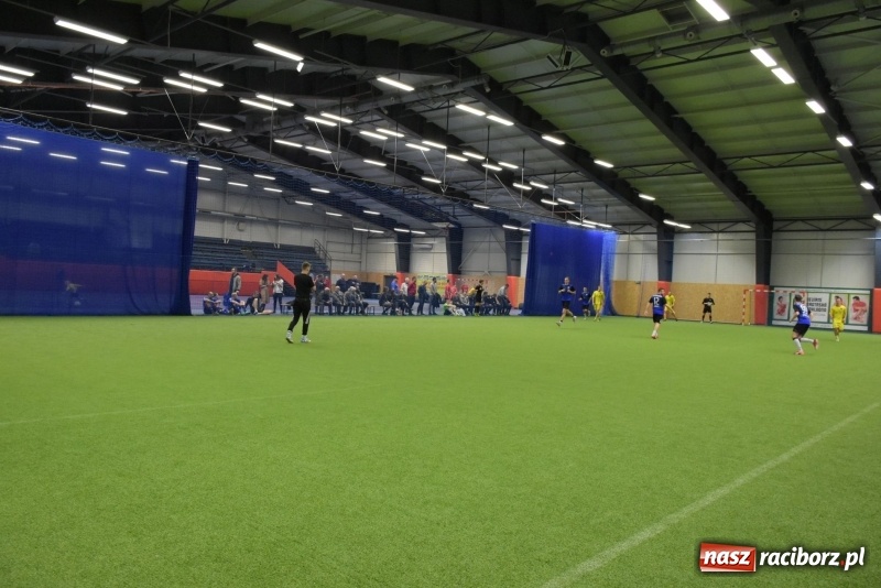 Zdjęcie w galerii na portalu naszraciborz.pl: LKS Tworków z Pucharem Wójta w Halowym Turnieju Piłki Nożnej  wiadomości z regionu