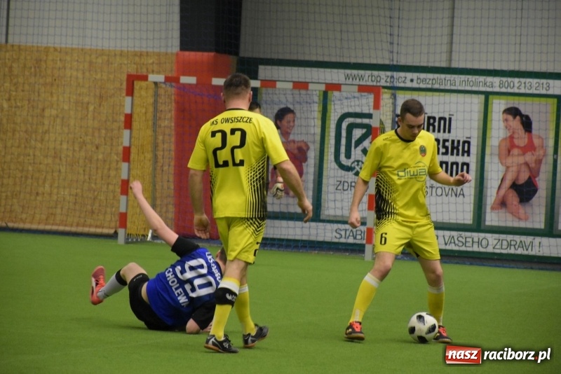 Zdjęcie w galerii na portalu naszraciborz.pl: LKS Tworków z Pucharem Wójta w Halowym Turnieju Piłki Nożnej  wiadomości z regionu