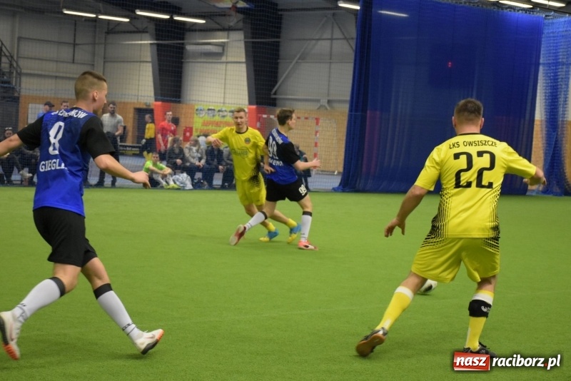 Zdjęcie w galerii na portalu naszraciborz.pl: LKS Tworków z Pucharem Wójta w Halowym Turnieju Piłki Nożnej  wiadomości z regionu