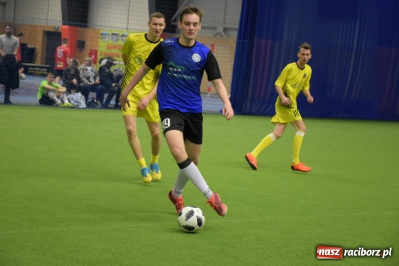 Zdjęcie w galerii na portalu naszraciborz.pl: LKS Tworków z Pucharem Wójta w Halowym Turnieju Piłki Nożnej  wiadomości z regionu